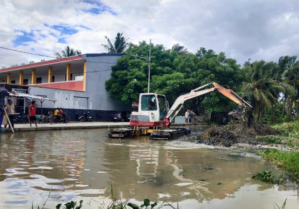 Warga Kp. Pamarican Antusias Saksikan Pengerukan Sedimentasi Kali Banten