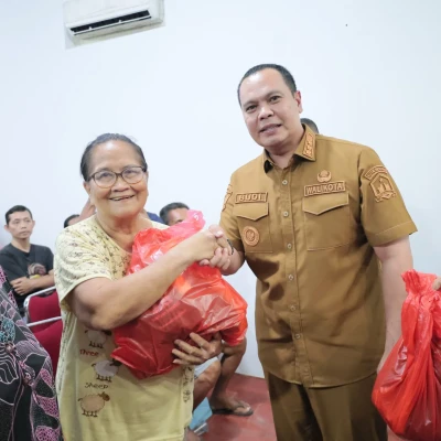 Wali Kota Serang Bagikan Sembako kepada Warga Kristiani, Wujud Toleransi dan Kepedulian