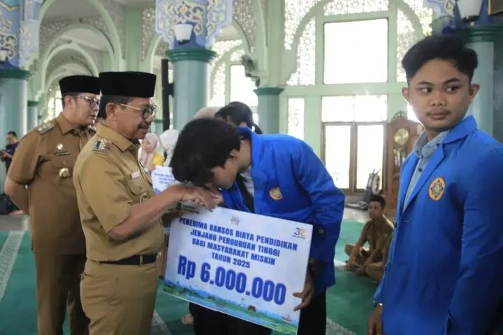 Pemkot Tangerang Salurkan Beasiswa kepada 576 Mahasiswa dari Keluarga Prasejahtera