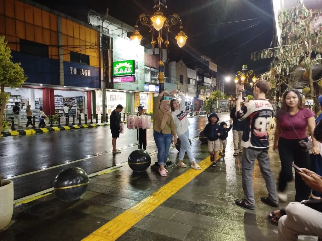 Royal Baroe Memesona di Tengah Hujan, Warga Serbu Spot Foto