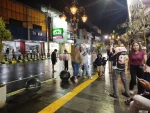 Royal Baroe Memesona di Tengah Hujan, Warga Serbu Spot Foto