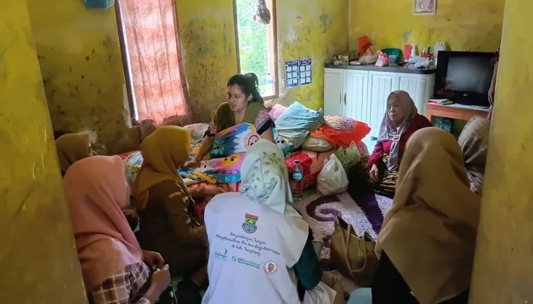 Tim Kesehatan Kunjungi Ibu Hamil dengan Disabilitas di Solear