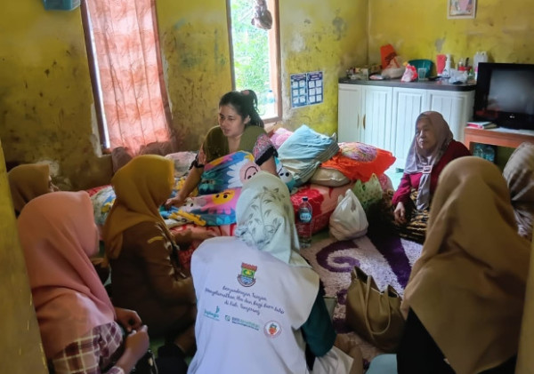 Tim Kesehatan Kunjungi Ibu Hamil dengan Disabilitas di Solear