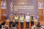 Gubernur dan Wagub Banten Terima Penghargaan Tokoh Peduli Penyiaran dari KPID