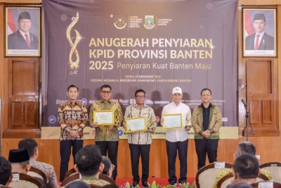Gubernur dan Wagub Banten Terima Penghargaan Tokoh Peduli Penyiaran dari KPID