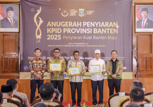 Gubernur dan Wagub Banten Terima Penghargaan Tokoh Peduli Penyiaran dari KPID