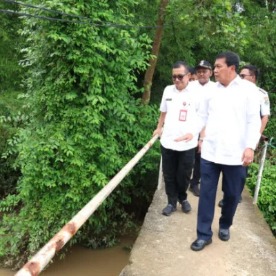 Bupati Tangerang Tinjau Jembatan Pertanian di Badak Anom, Siapkan Perbaikan dan Pembangunan Permanen