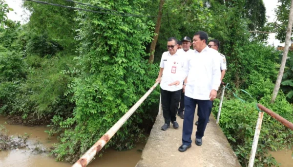 Bupati Tangerang Tinjau Jembatan Pertanian di Badak Anom, Siapkan Perbaikan dan Pembangunan Permanen