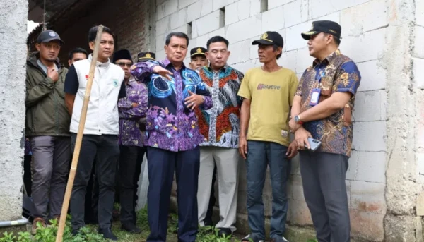 Bupati Tangerang Tinjau Lokasi Tanah Longsor di Cisoka, 6 Rumah Berisiko