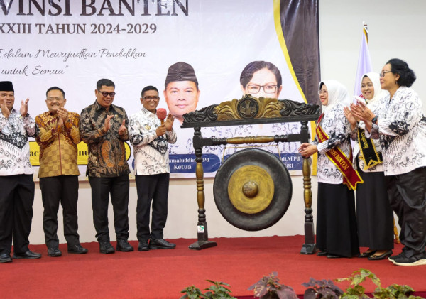 Gubernur Banten Terima Penghargaan dari PB PGRI