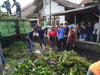 Wakil Wali Kota Serang Pimpin Jumat Bersih, Bersihkan Sungai Keroya dari Sampah dan Eceng Gondok
