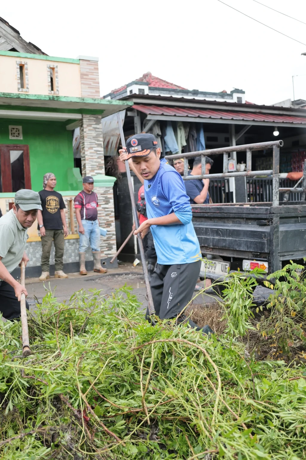 Wakil Wali Kota Serang Pimpin Jumat Bersih, Bersihkan Kali Mati Keroya dari Sampah dan Eceng Gondok