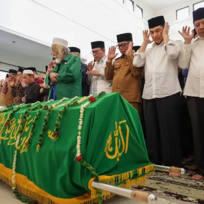 Gubernur Banten Andra Soni Berikan Penghormatan Terakhir kepada Tokoh Pendiri Provinsi Banten