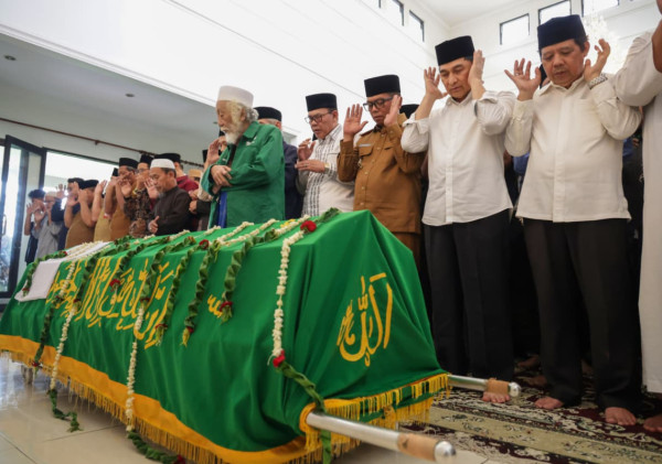Gubernur Banten Andra Soni Berikan Penghormatan Terakhir kepada Tokoh Pendiri Provinsi Banten