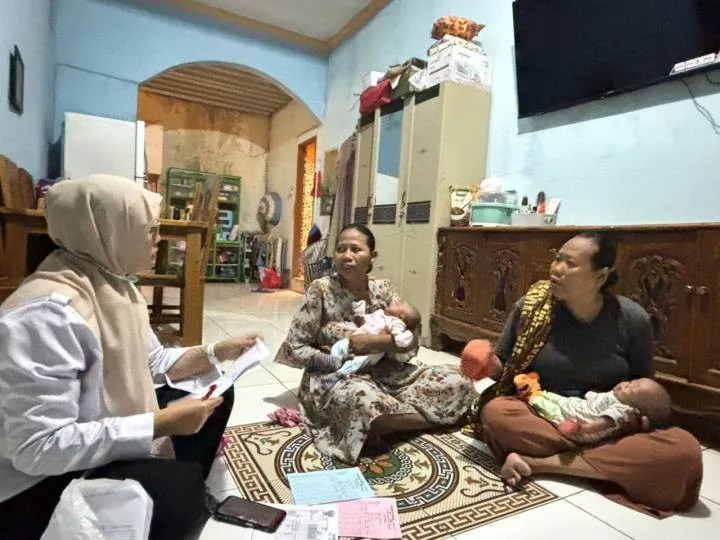 Puskesmas Kunciran Baru Lakukan Kunjungan Rumah, Bantu Ibu Kembar Menyusui dengan Teknik Benar