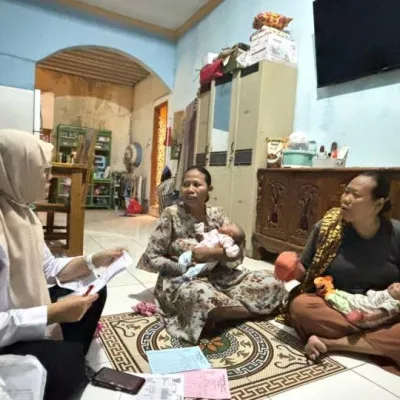 Puskesmas Kunciran Baru Lakukan Kunjungan Rumah, Bantu Ibu Kembar Menyusui dengan Teknik Benar