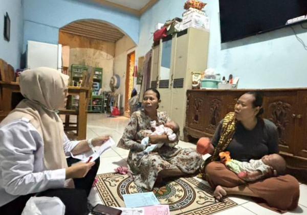 Puskesmas Kunciran Baru Lakukan Kunjungan Rumah, Bantu Ibu Kembar Menyusui dengan Teknik Benar