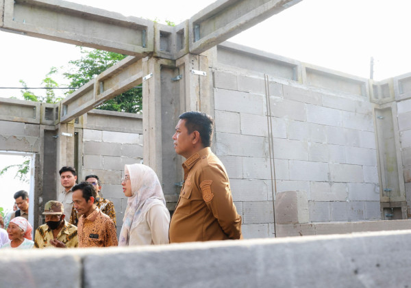 Gubernur Banten Tinjau Pembangunan Rumah Bencana dan Infrastruktur Jalan di Palasari