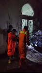 Pohon Tumbang di Ciledug, Dua Mobil Hancur Derenyukan Angin Kencang