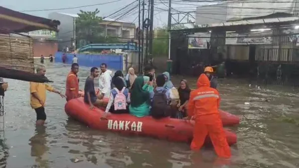 BPBD Kota Tangerang Kerahkan 16 Unit Perahu untuk Bantu Mobilitas Warga di Lokasi Banjir