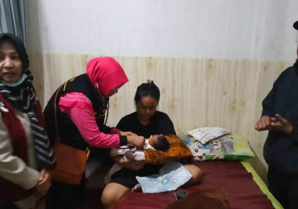 Bayi Lahir dengan Selamat di Tengah Kondisi Banjir di Kota Tangerang