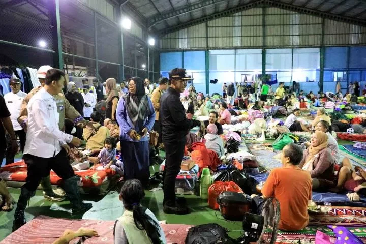 Wali Kota Tangerang Tinjau Lokasi Pengungsian dan Dapur Umum di Tengah Hujan