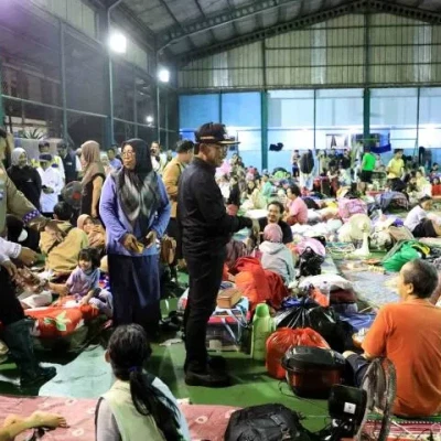 Wali Kota Tangerang Tinjau Lokasi Pengungsian dan Dapur Umum di Tengah Hujan