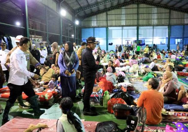 Wali Kota Tangerang Tinjau Lokasi Pengungsian dan Dapur Umum di Tengah Hujan