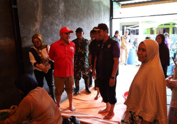 Relawan PMI Kabupaten Tangerang Terus Evakuasi Warga Terdampak Banjir
