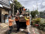 DLH Kota Tangerang Bersihkan Sampah Sisa Banjir dengan 195 Petugas
