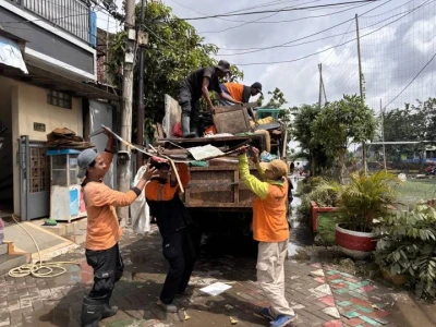 DLH Kota Tangerang Bersihkan Sampah Sisa Banjir dengan 195 Petugas