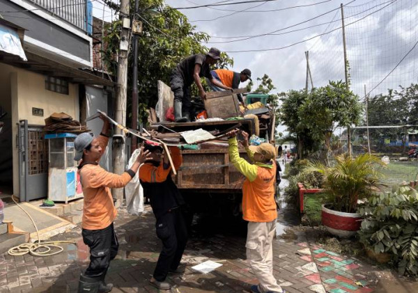 DLH Kota Tangerang Bersihkan Sampah Sisa Banjir dengan 195 Petugas