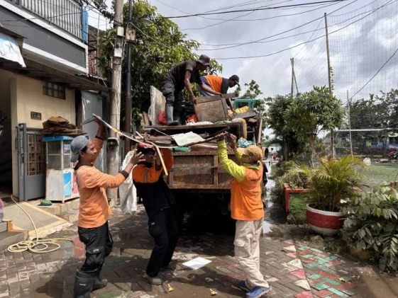 DLH Kota Tangerang Bersihkan Sampah Sisa Banjir dengan 195 Petugas