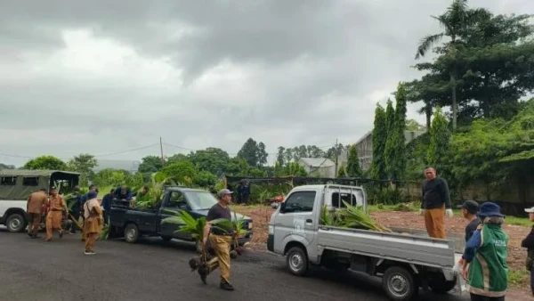 DLH Kota Tangerang Bersihkan Sampah Sisa Banjir dengan 195 Petugas