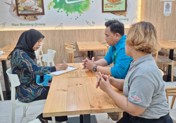 Petugas Promkes dan Kesling Lakukan Inspeksi Kesehatan Lingkungan di Restoran