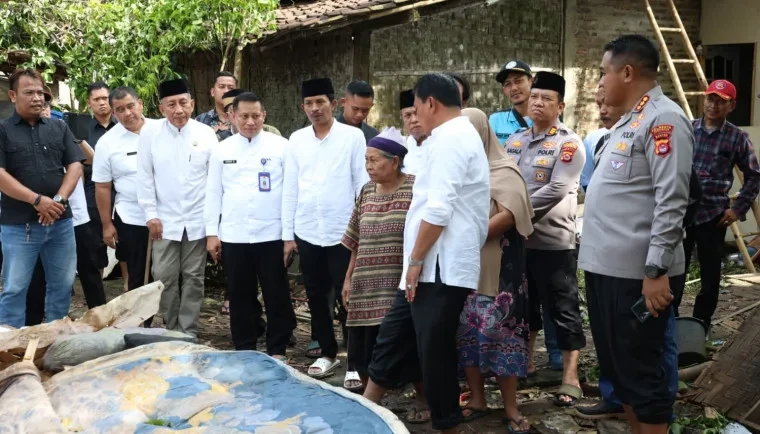 Bupati Tangerang Tinjau Rumah Roboh Akibat Cuaca Ekstrem, Pastikan Bantuan Cepat dan Menyeluruh
