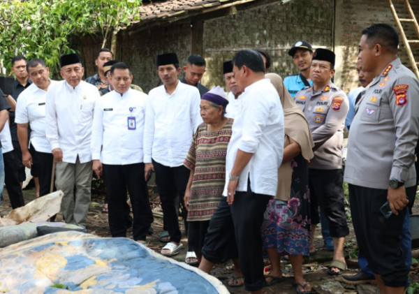 Bupati Tangerang Tinjau Rumah Roboh Akibat Cuaca Ekstrem, Pastikan Bantuan Cepat dan Menyeluruh