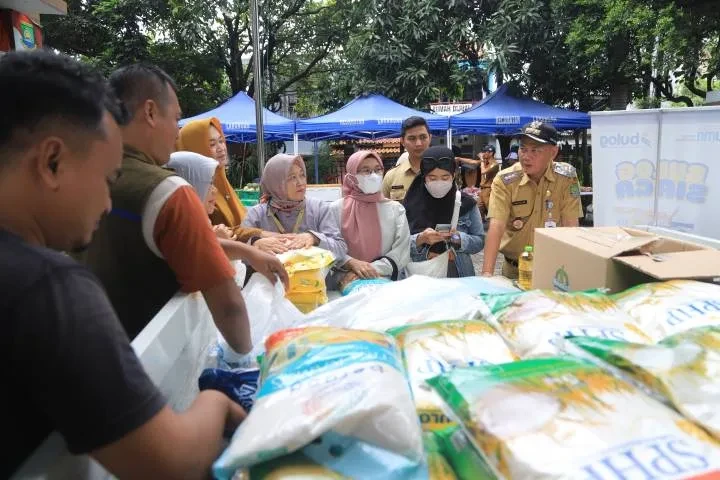 Gampang Sembako Perdana di Kecamatan Larangan, Ratusan Warga Antre untuk Belanja Bahan Pokok