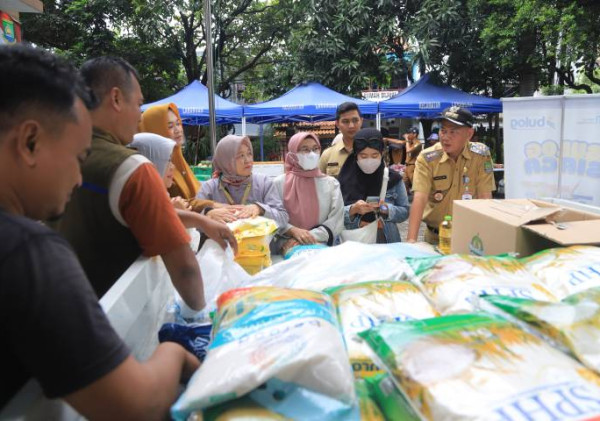 Gampang Sembako Perdana di Kecamatan Larangan, Ratusan Warga Antre untuk Belanja Bahan Pokok