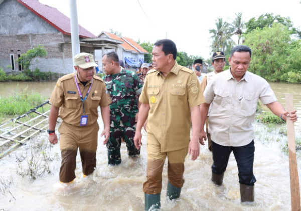 Bupati Tangerang Tinjau Lokasi Banjir di Mekar Baru