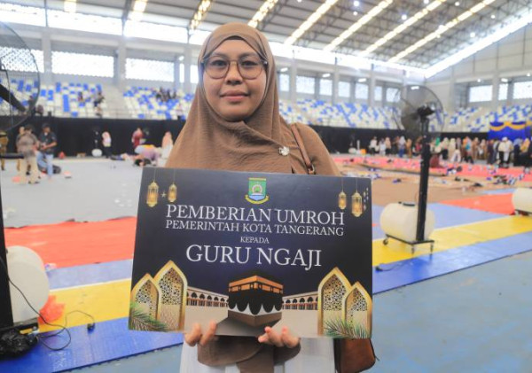 Momen Mengharukan di Seremoni Pembangunan Pemkot Tangerang, Guru Ngaji Terima Hadiah Umroh
