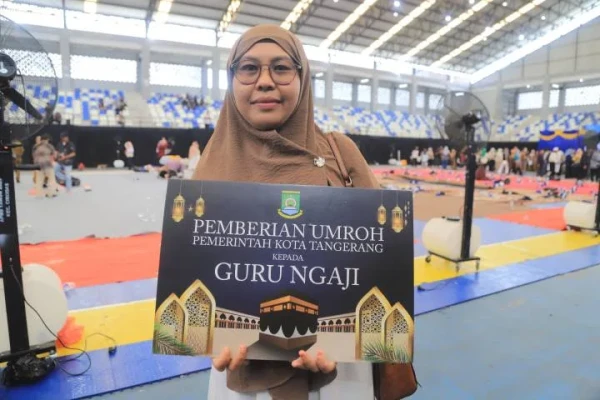 Momen Mengharukan di Seremoni Pembangunan Pemkot Tangerang, Guru Ngaji Terima Hadiah Umroh