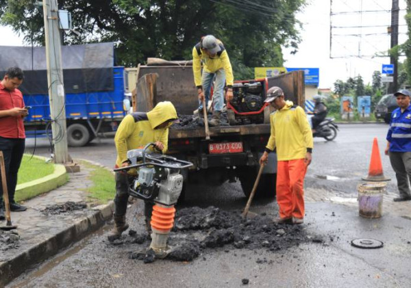 Pemkot Tangerang Tangani Jalan Berlubang dengan Cepat