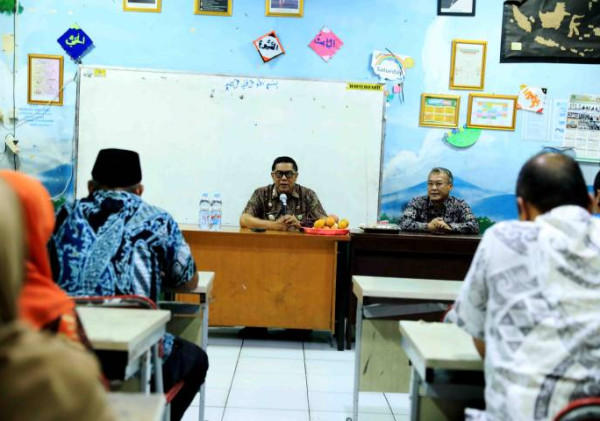 Wakil Wali Kota Tangerang Tinjau Genangan Air di Sekolah