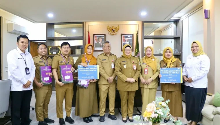 Wabup Tangerang Serahkan SK Kenaikan Pangkat dan Pensiun PNS