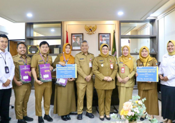 Wabup Tangerang Serahkan SK Kenaikan Pangkat dan Pensiun PNS