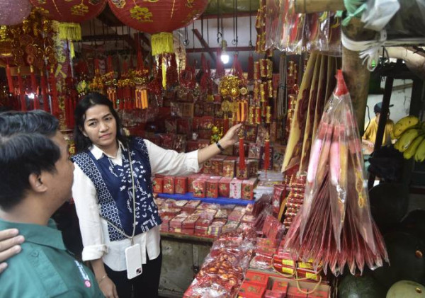 Pasar Lama Tangerang Berdenyut Menyambut Imlek, Warga Padati Kawasan untuk Berburu Hiasan