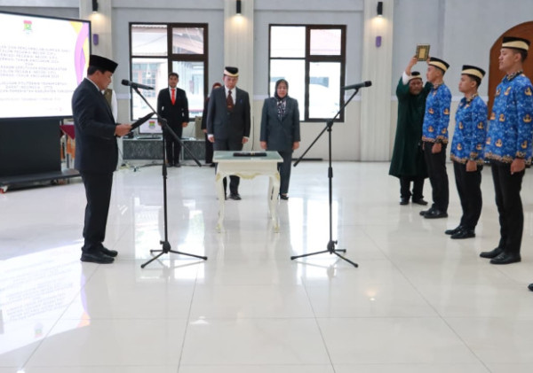 Bupati Tangerang Lantik 11 ASN, Tekankan Integritas dan Pelayanan Publik