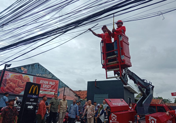 Pemprov Banten dan Pemkot Serang Tertibkan Kabel Udara di Jalur Protokol