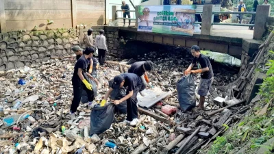 Puluhan Relawan Bersihkan Sampah di Kali Sabi, Tangerang, dalam Rangka HPSN 2026